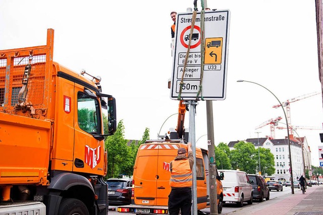 Knftig drfen Diesel fahrzeuge, die n...chnitten in Hamburg nicht mehr fahren.  | Foto: dpa