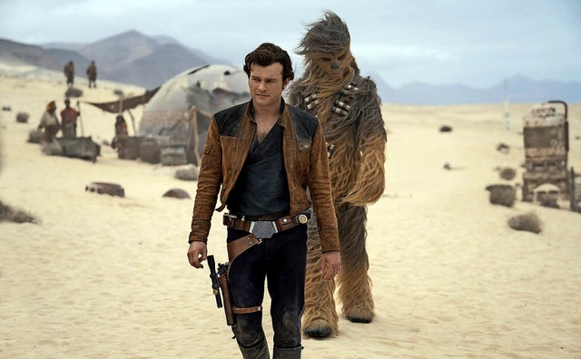 Han Solo (Alden Ehrenreich) und Chewbacca (Joonas Suotamo)  | Foto: dpa