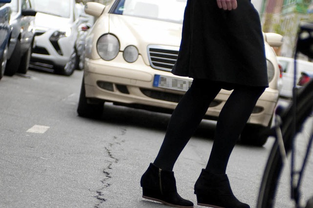 Eine Autofahrerin fuhr ohne Rcksicht ...ber einen Zebrastreifen (Symbolbild).  | Foto: dpa-tmn