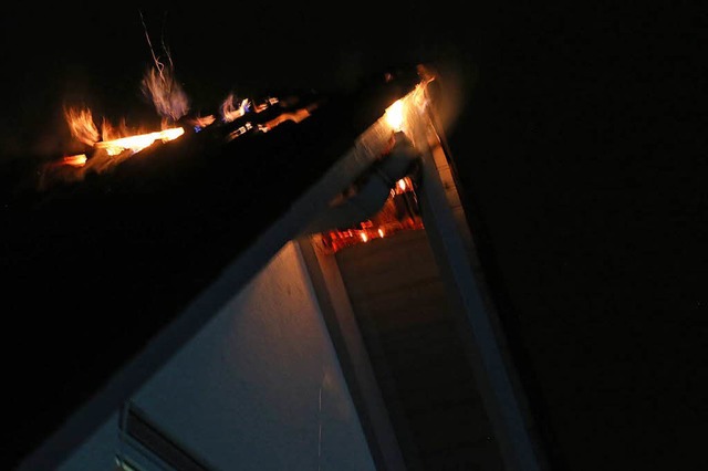 Der Blitzeinschlag setzte kurz nach 2 ...eines Hauses in Neuershausen in Brand.  | Foto: Mario Schneberg