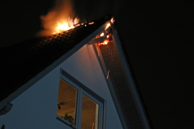 Der Blitzeinschlag setzte kurz nach 2 ...eines Hauses in Neuershausen in Brand.  | Foto: Mario Schneberg