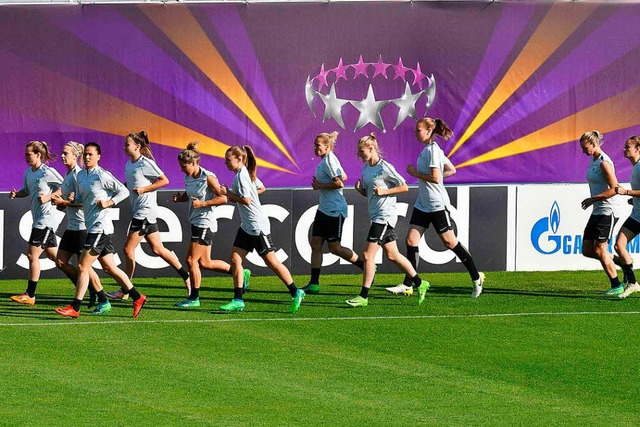 Die Wolfsburger Fuballerinnen trainie...streben nach der europischen Krone.    | Foto: AFP