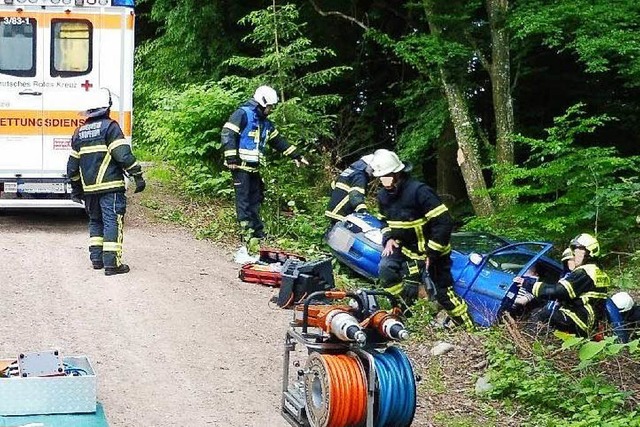 Die Feuerwehr zog den verunglckten Opel wieder auf die Strae.  | Foto: Polizei