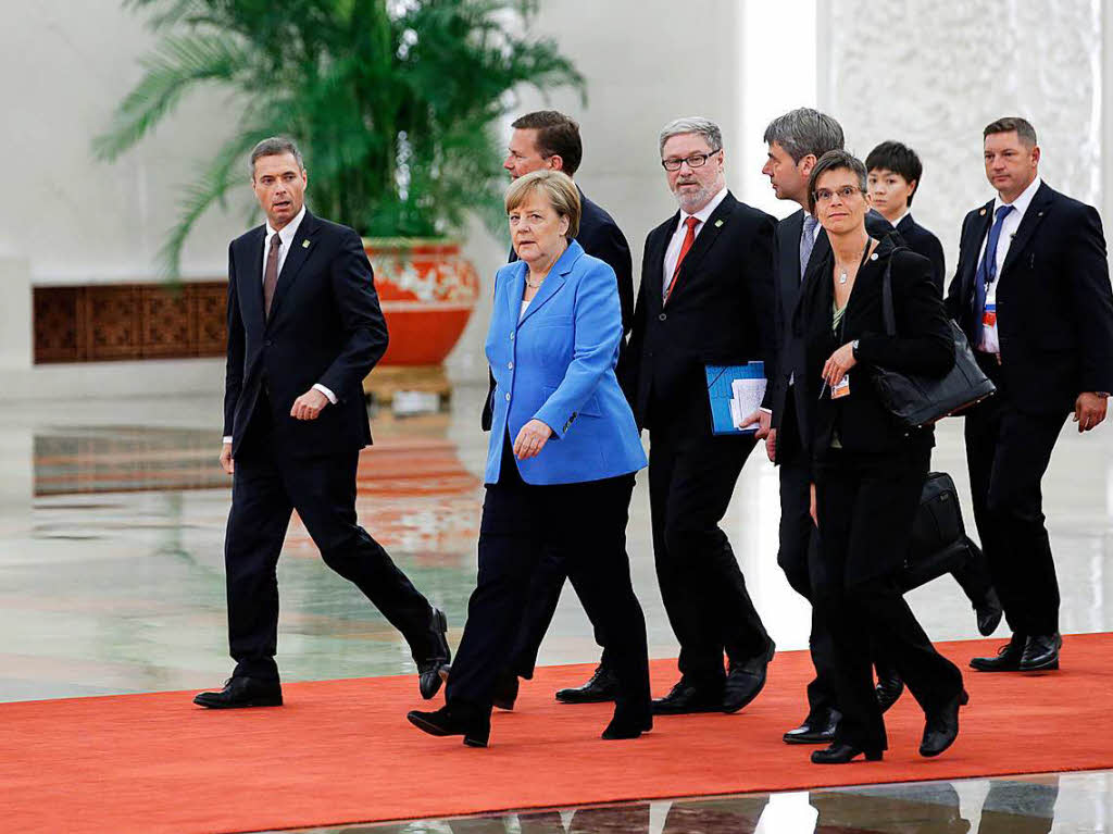 Merkel kommt in der Groen Halle des Volkes an