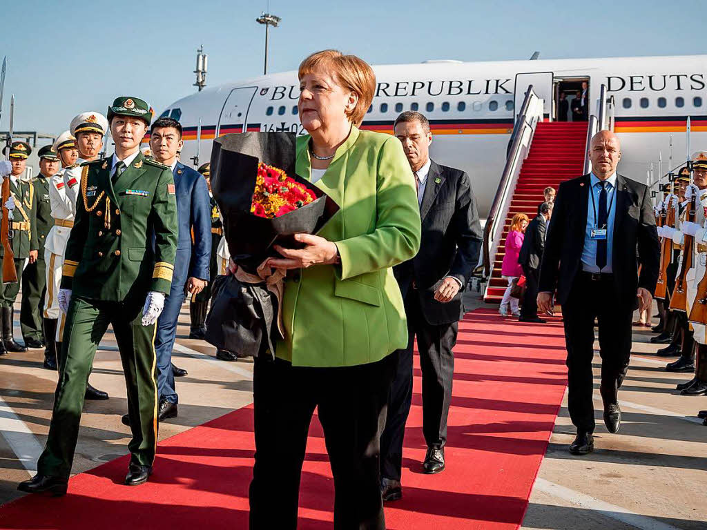 Bundeskanzlerin Angela Merkel kommt am Flughafen Peking an.