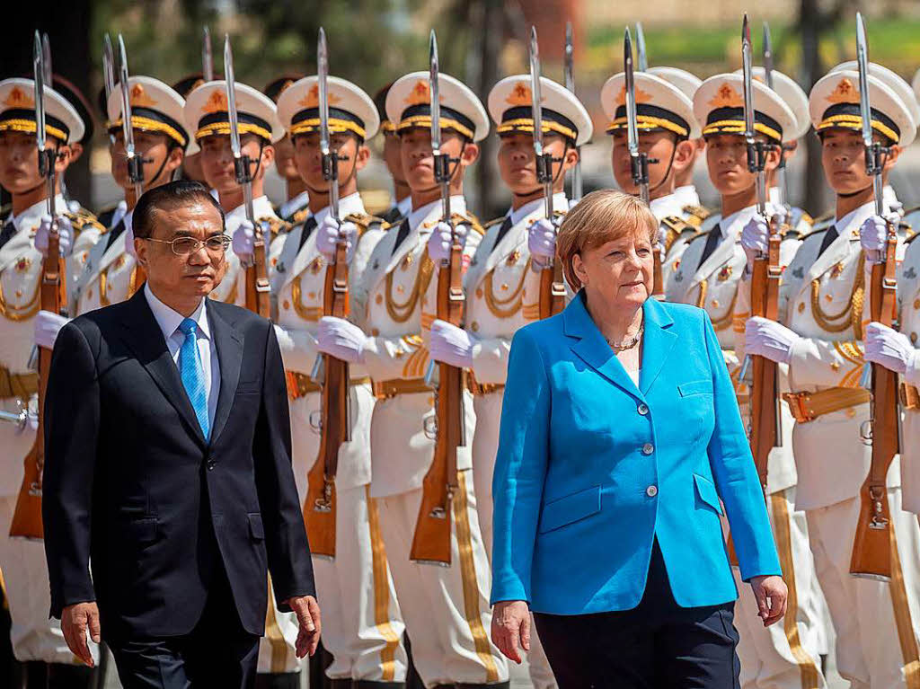 Bundeskanzlerin Angela Merkel  mit  Ministerprsident Li Keqiang  vor der Groen Halle des Volkes