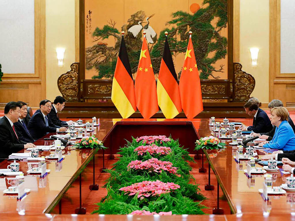 Chinas Prsident Xi Jinping (zweiter von links) und Kanzlerin Angela Merkel