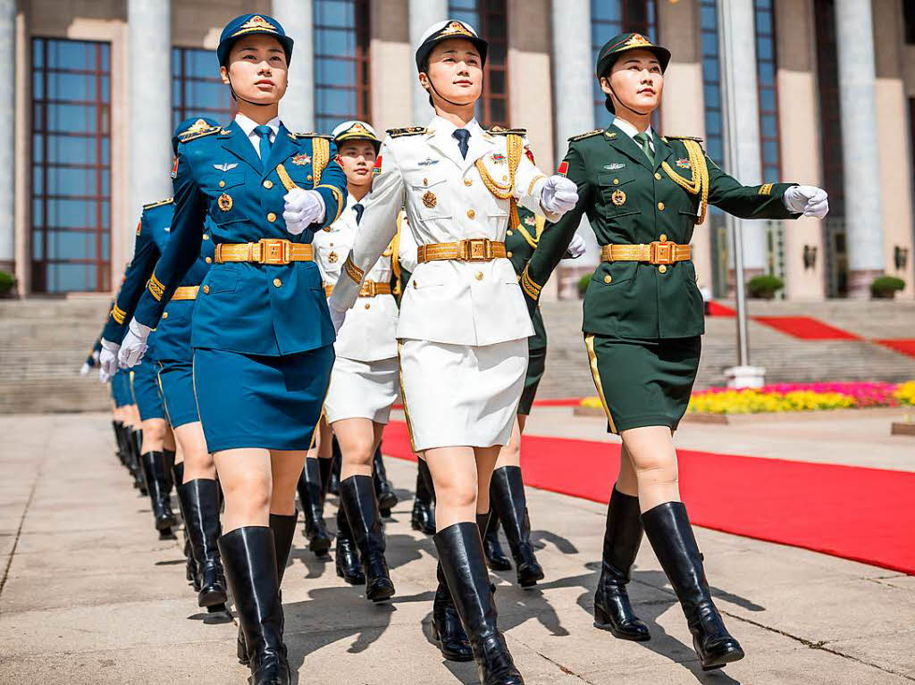 Soldatinnen vor der Groen Halle des Volkes in Peking