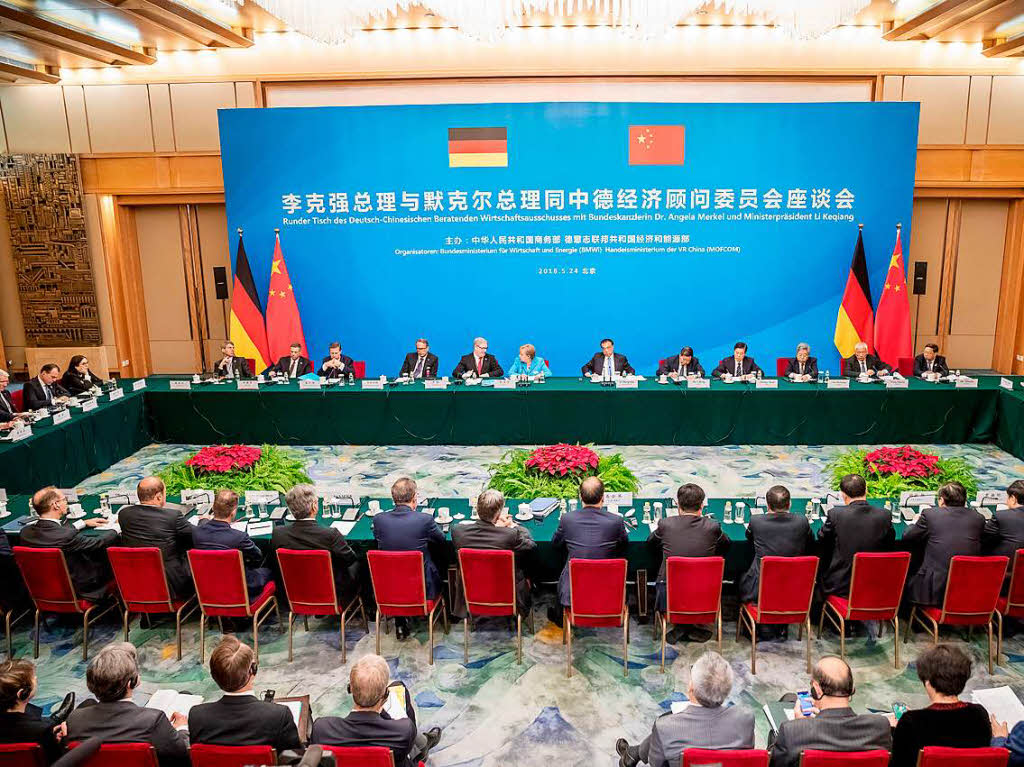 Merkel leitet mit Ministerprsident Li Keqiang eine Sitzung des Deutsch-Chinesischen beratenden Wirtschaftsausschusses in der Groen Halle des Volkes.