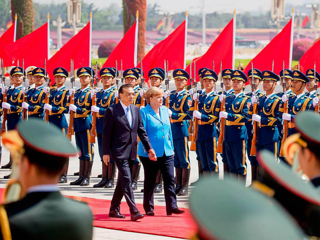 Merkel wird vom chinesischen Ministerprsidenten Li Keqiang auf dem Ostplatz vor der Groen Halle des Volkes mit militrischen Ehren begrsst.