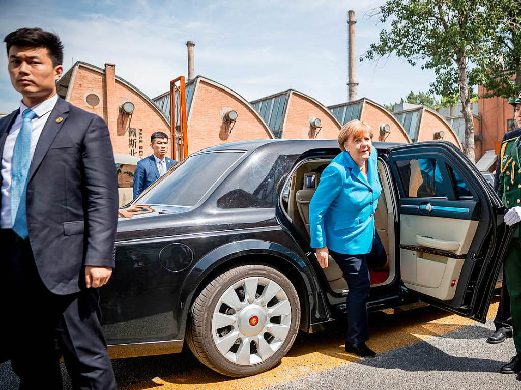 Merkel steigt im Kunstviertel 798, vor einem Gesprch mit mit Kulturschaffenden und Intellektuellen, aus der Limousine.