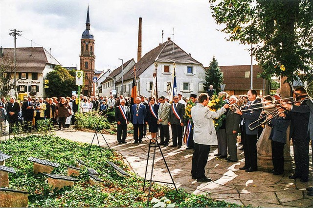 Bei der Partnerschaftsfeier am 13. Sep...der Gefallenen der Weltkriege gedacht.  | Foto: Ekkehard Klem