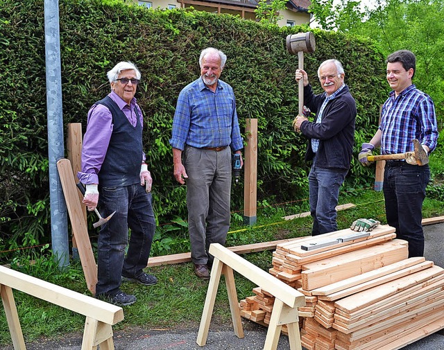 Mitglieder des Rotary-Clubs bauen eine...Sprachheilkindergartens in Rtenbach.   | Foto: Liane Schilling