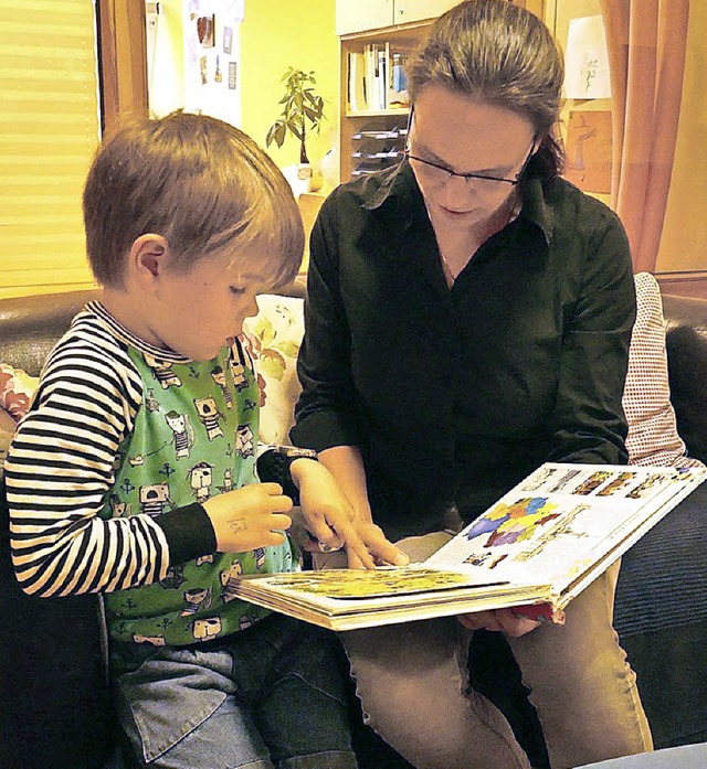 Kindergartenleiterin Constanze Schippers liest vor.  | Foto: Annika Sindlinger