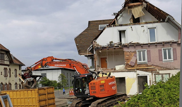 Wochenlang wurde der Bonndorfer Hof au...en Gebude Bagger von auen zu Leibe.   | Foto: Gudrun Deinzer