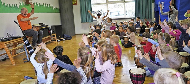 Da fliegen die Arme: Der Trommelhawi s...es spielend, die Kinder zu begeistern.  | Foto: Estren Scheuermann