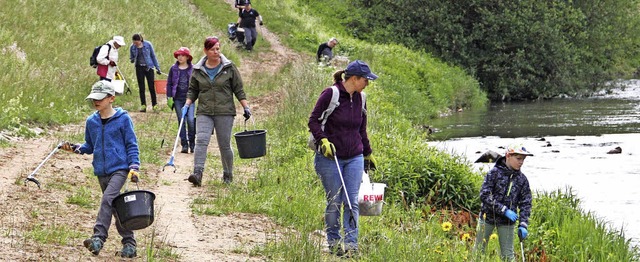 Mitmachen kann jeder: Freiwillige sub...Beach Cleanup&#8220; das Wiesenufer.    | Foto: Daniela Gschweng