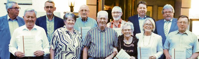 Fr ihre langjhrige Mitgliedschaft in...nd Peter Meindl (43)/von links) aus.    | Foto: Markus Maier