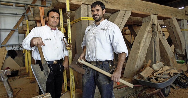 Christian Denz (links) und Peter Kaise... Willaringen alte Zimmerertraditionen.  | Foto: Archivfoto: Michael Gottstein