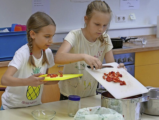 In der Grundschule schneiden Kinder be...asserfarben und Schwmmen gearbeitet.   | Foto: Lena Roser