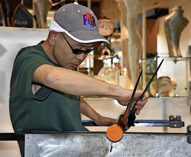 Mit Konzentration bei der Arbeit: Der ...st derzeit im Hofgut Sternen zu Gast.   | Foto: Thomas Biniossek