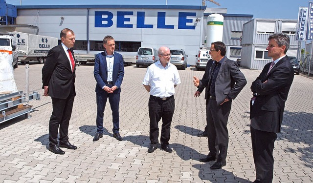 Benedikt Belle (Zweiter von rechts) ga...ck ber die Entwicklung seiner Firma.   | Foto: Michael Haberer