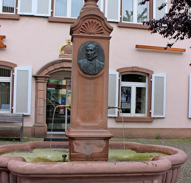 Der Georg Rapp-Brunnen vor der Volksba...ief des Namensgebers (1828 bis 1912).   | Foto: Bernd Fackler