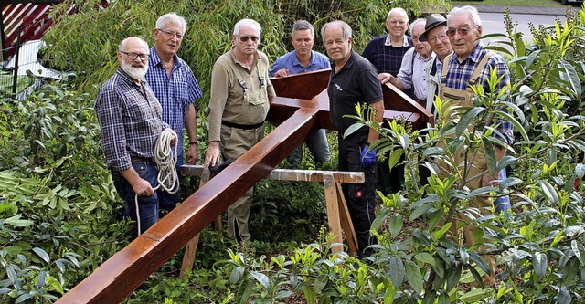 Die Wehrer Wegkreuzretter wechselten a...rottetes Wegkreuz gegen ein neues aus.  | Foto: Hansjrg Bader