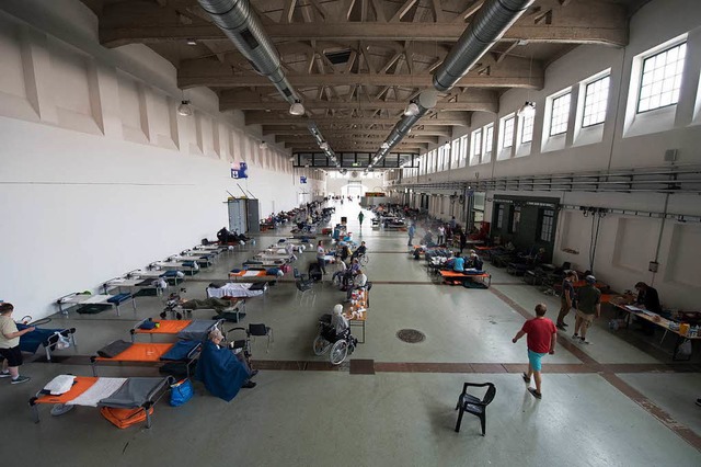 Von einer Evakuierung betroffene Einwo...Dresdner Messe in einer Notunterkunft.  | Foto: dpa
