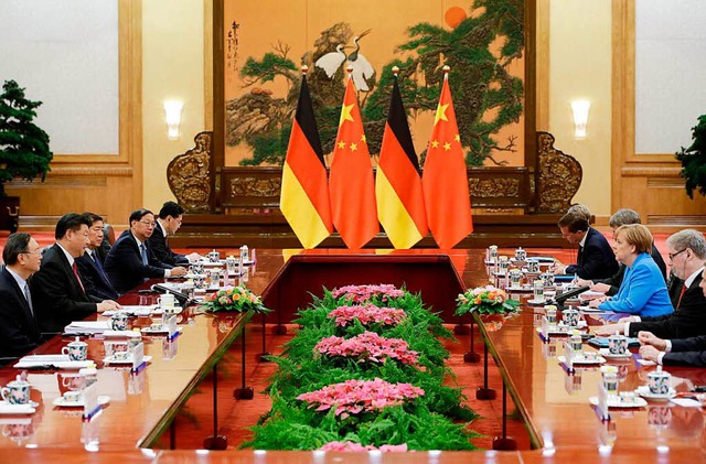 Intensive Gesprche zwischen der chine...d der deutschen Delegation in Peking.   | Foto: dpa