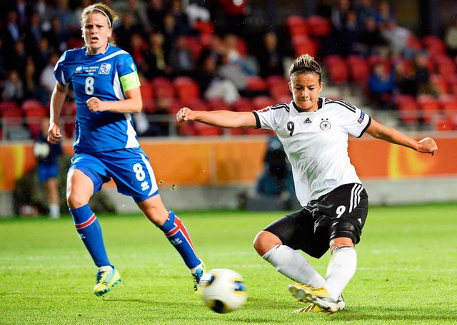 Lena Lotzen (rechts) beim Match der DFB-Frauen bei der EM 2013 gegen Island.  | Foto: dpa