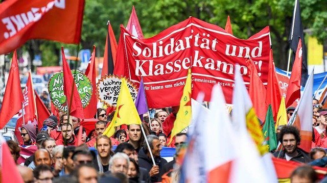 Rund 1000 Demonstranten zogen am Tag der Arbeit durch die Freiburger Innenstadt.  | Foto: dpa