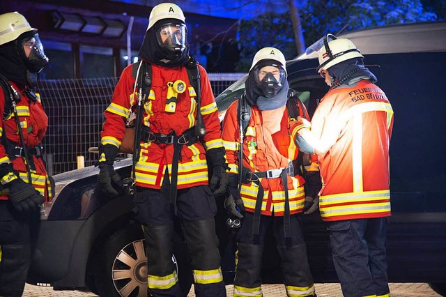 Die Feuerwehr Bad Bellingen sichert den Einsatzort  | Foto: Volker Mnch