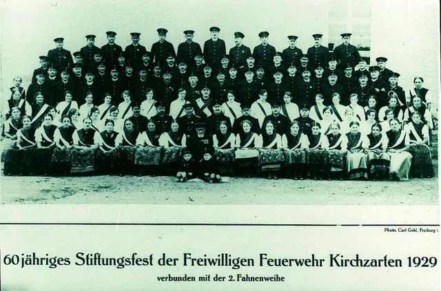 Feuerwehr Kirchzarten mit Frauen 1929:...e gestiftet, die noch heute existiert.  | Foto: Gemeindearchiv 