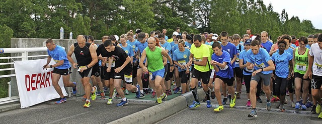 Auf geht&#8217;s beim Freundschaftslauf ber die Rheinbrcke  | Foto: Faller