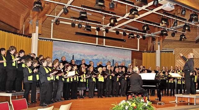 Der Thurgauer Festchor mit Dirigent Pa...nem Konzert im Kursaal im Jahre 2014.   | Foto: Stefan Pichler