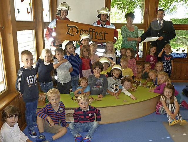 Die Kinder des Kindergartens Wirbelwin...ber die Spende der Feuerwehrabteilung.  | Foto: Feuerwehr Willaringen
