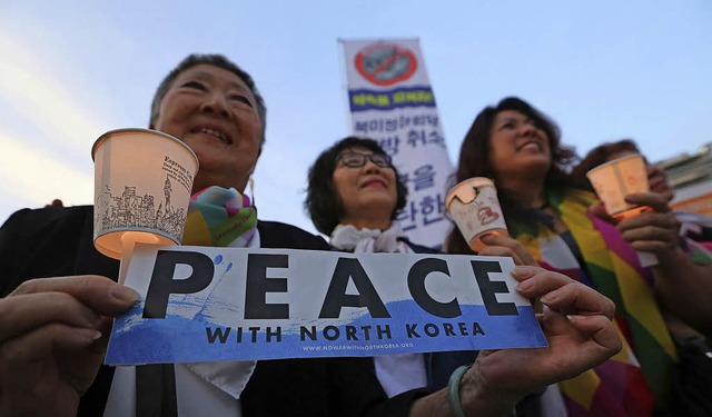 Sdkoreaner protestieren vor der US-Bo...Seoul nach Trumps Absage  fr Frieden.  | Foto: dpa