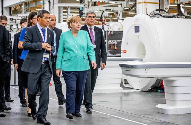 Bundeskanzlerin Angela Merkel (CDU) un...emens Shenzhen Magnetic Resonance LTD.  | Foto: dpa