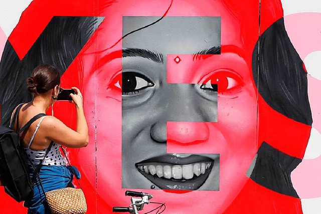 Eine junge Frau fotografiert ein Wandb... ihr eine Abtreibung verweigert wurde.  | Foto: dpa