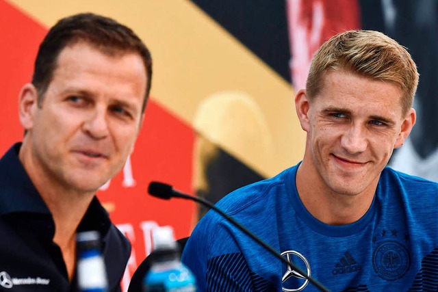 Oliver Bierhoff (links) und SC-Spieler Nils Petersen bei der Pressekonferenz  | Foto: AFP