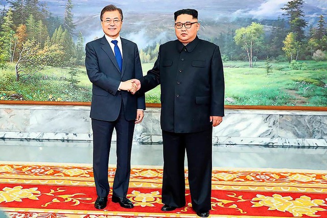 Sdkoreas Prsident Moon Jae (links) In und Nordkoreas Machthaber Kim Jong Un.  | Foto: AFP