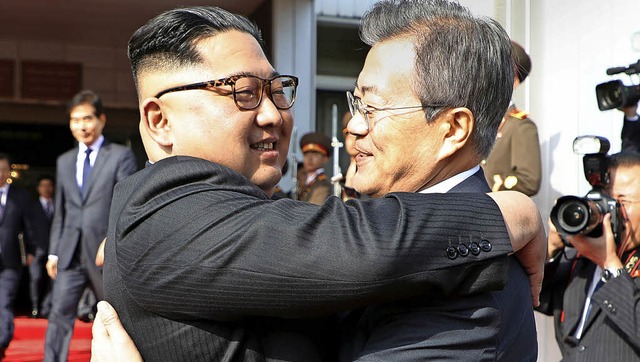 So strmisch umarmte der  nordkoreanis...Prsidialamt zur Verfgung gestellte.   | Foto:  dpa