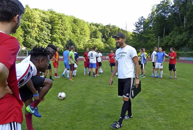 Hat sehr viel fr die neue Fuball-Beg...gin (rechts) inmitten seiner Spieler.   | Foto:  ZVG