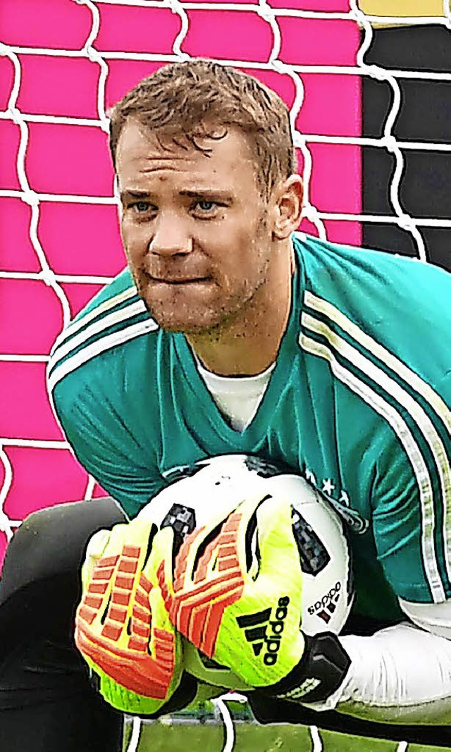 Greift er auch bei der WM wieder zu? Manuel Neuer  | Foto:  AFP