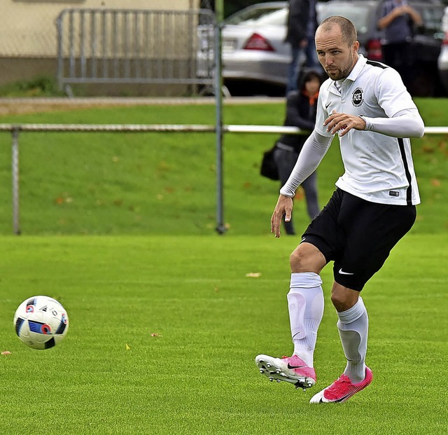 War in der Emmendinger Defensive der e... Tobias Gbel Trainer in Kirchzarten.   | Foto:  THOMA