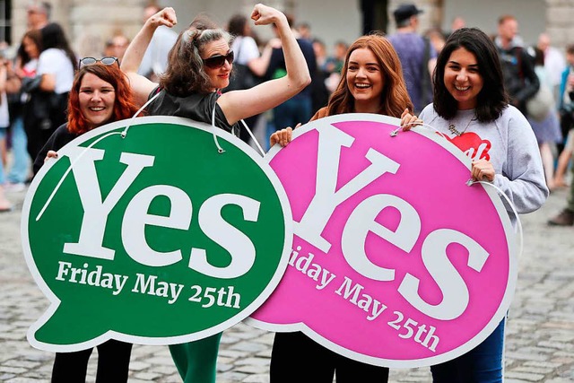 Irland, Dublin: Viele Menschen haben s...ten Abtreibungsverbots in seinem Land.  | Foto: dpa