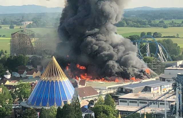 Das Feuer brach gegen 18.30 wohl im ni...&#8222;Piraten in Batavia&#8220; ber.  | Foto: dpa