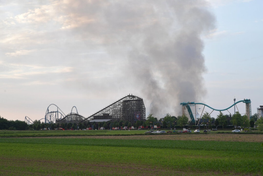 Die Rauchwolke ber dem Europa-Park in...ren und Fenster geschlossen zu halten.  | Foto: dpa