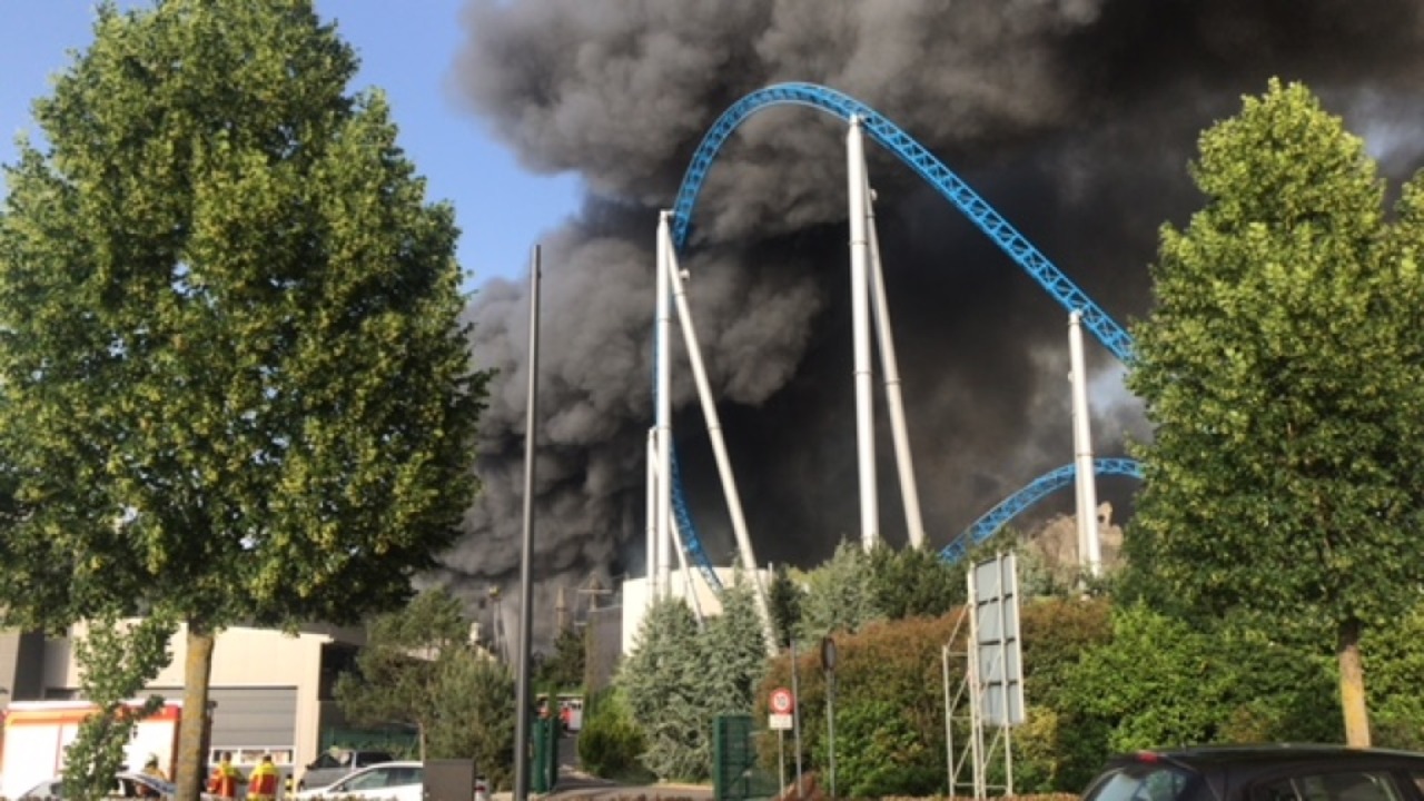 Feuerwehren aus der ganzen Region sind...0 Einsatzkrfte waren im Park vor Ort.  | Foto: Michael Fees